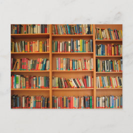 Bücher auf Bücherregal-Hintergrund Postkarte