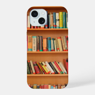 Bücher auf Bücherregalhintergrund iPhone 15 Hülle
