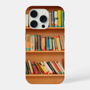 Bücher auf Bücherregalhintergrund iPhone Hülle