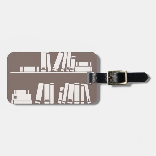 Bücher auf dem Regal für das Ablesen des Gepäckanhänger (Vorderseite horizontal)