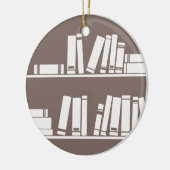 Bücher auf dem Regal für das Ablesen des Keramikornament (Links)