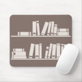 Bücher auf dem Regal für das Ablesen des Mousepad (Mit Mouse)