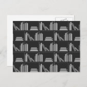 Bücher auf dem Schelf. Grau, Schwarz und Weiß. Postkarte (Vorne/Hinten)