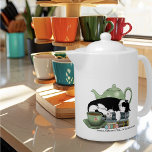 Bücher Cat Tee Niedlich<br><div class="desc">Eine niedliche schwarz-weiße Katze,  die auf einem Haufen Bücher mit grüner Teekanne und einer Tasse Tee schläft.</div>