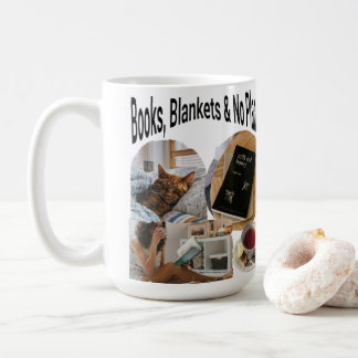 Bücher, Decken und Tasse ohne Pläne | Cozy Introve