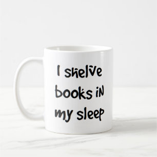 Bücher einsortieren kaffeetasse