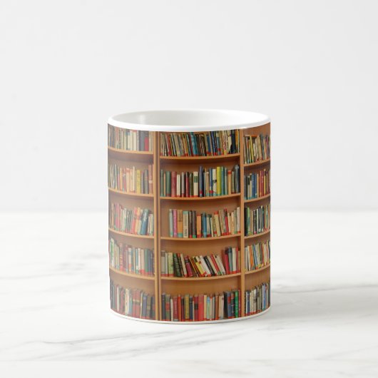 Bücher im Bücherregal Kaffeetasse (Mittel)