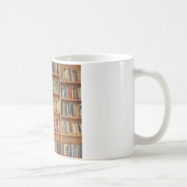 Bücher im Bücherregal Kaffeetasse