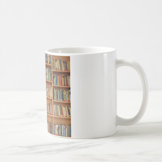 Bücher im Bücherregal Kaffeetasse (Rechts)