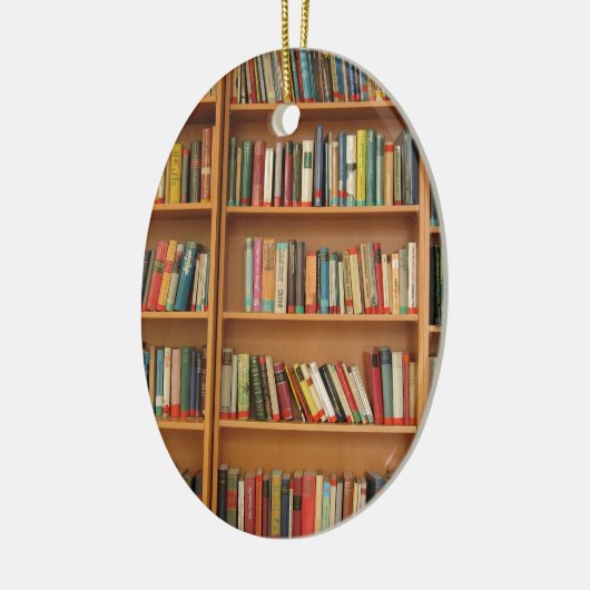 Bücher im Bücherregal Keramikornament (Links)