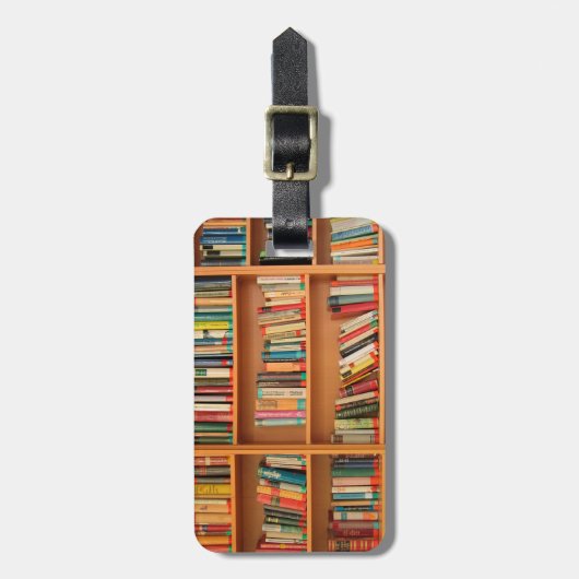 Bücher im Hintergrund der virtuellen Bibliothek Gepäckanhänger (Vorderseite vertikal)