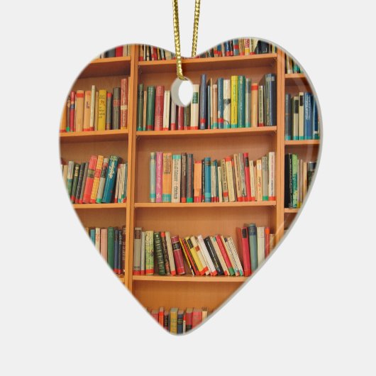 Bücher im Hintergrund der virtuellen Bibliothek Keramik Ornament (Links)