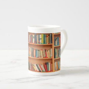 Bücher im Hintergrund der virtuellen Bibliothek Porzellantasse
