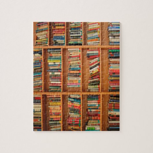 Bücher im Hintergrund der virtuellen Bibliothek Puzzle (Vertikal)