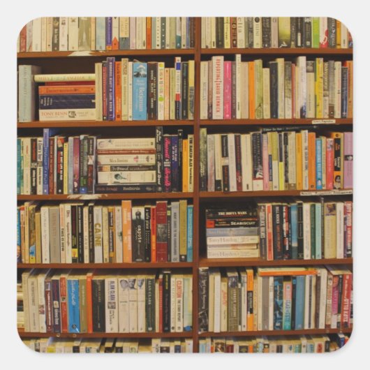 Bücher in der Bibliothek Quadratischer Aufkleber (Vorderseite)