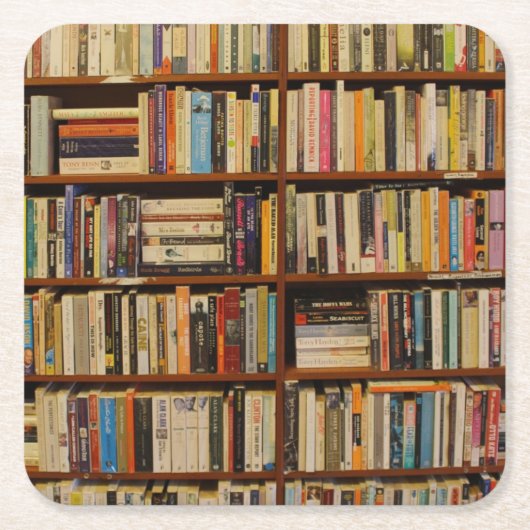 Bücher in der Bibliothek Rechteckiger Pappuntersetzer (Vorderseite)