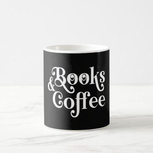 Bücher & Kaffee-Typografie Schwarz-Weiß  Kaffeetasse (Mittel)