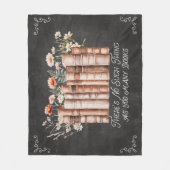 Bücher mit Blume und Zitat aus schwarzem Halbbrett Fleecedecke (Vorderseite)