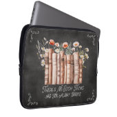 Bücher mit Blume und Zitat aus schwarzem Halbbrett Laptopschutzhülle (Vorne Rechts)