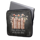 Bücher mit Blume und Zitat aus schwarzem Halbbrett Laptopschutzhülle (Vorderseite Links)