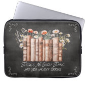 Bücher mit Blume und Zitat aus schwarzem Halbbrett Laptopschutzhülle (Vorderseite)