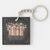 Bücher mit Blume und Zitat aus schwarzem Halbbrett Schlüsselanhänger (Rückseite)