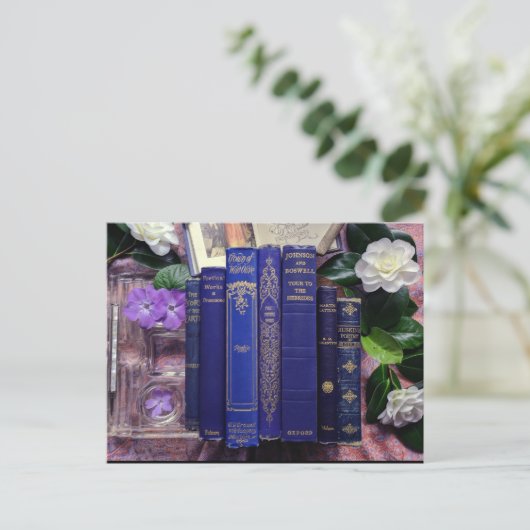 Bücher und Blume (Kamelien) Postkarte (Stehend Vorderseite)