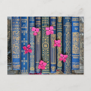 Bücher und Blumen (Rosafarbene Blüten) Postkarte