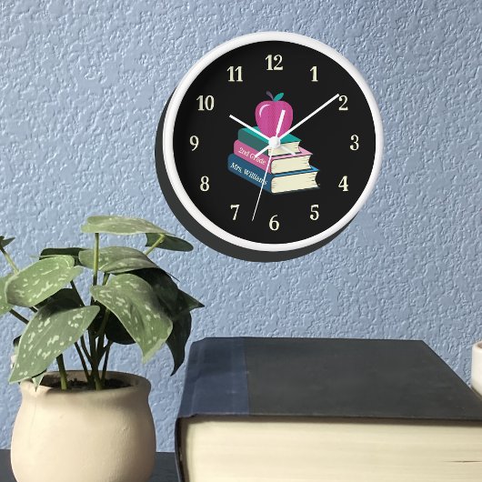 Bücher und Personalisierte Uhr für Apple-Klassenzi
