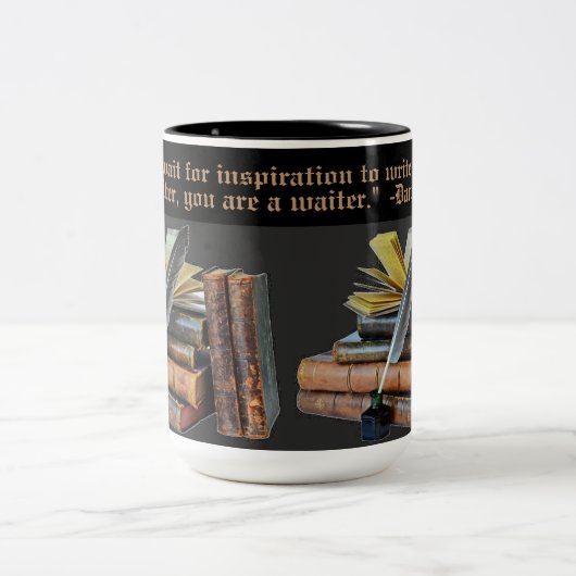 Bücher und Quill für Autoren Zweifarbige Tasse (Mittel)