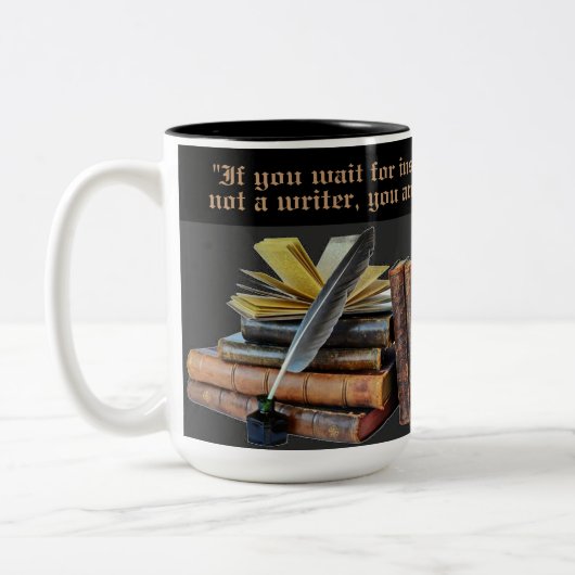 Bücher und Quill für Autoren Zweifarbige Tasse (Links)