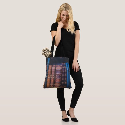 Bücherei Alles-über-Print Tote-Tasche, groß Tasche (Am Model)