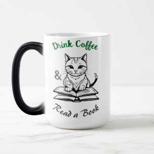 Bücherliebhaber, Kaffee trinken, süße Katze in der Verwandlungstasse