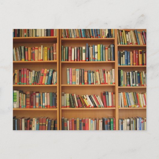 Bücherregalhintergrund Postkarte (Vorderseite)