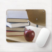 Bücherstapel, Apfel und Schulschreibtisch Mousepad (Mit Mouse)