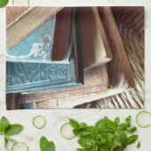 Bücherstapel auf dem alten Stuhl Küchentuch (Gefaltet)