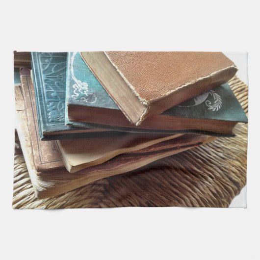 Bücherstapel auf dem alten Stuhl Küchentuch (Horizontal)