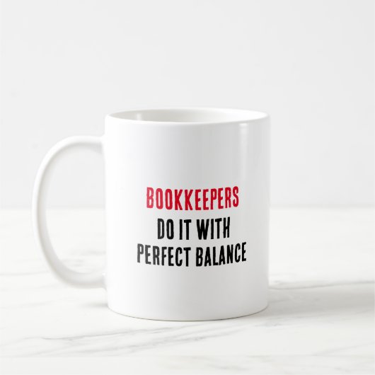 Buchhalter machen das mit perfektem Gleichgewicht Kaffeetasse (Links)