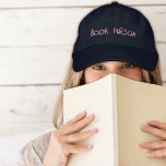 Buchliebhaber "Book Person" bestickt mit dieser Ka Bestickte Baseballkappe<br><div class="desc">Rufen Sie alle Nerds - dieses ist für Sie! ・ Komfortable Kappe mit vorgewölbter Rechnung ・ Einstellbarer Stoffgurt und antiker Verschluss aus Messingblättern ・ Unstrukturiertes, flaches Design für eine perfekte Passform ・ Mit Stolz Ihre Liebe des Lesens im Stil anzeigen Ob Sie mit Ihrer neuesten literarischen Besessenheit oder aus und...</div>