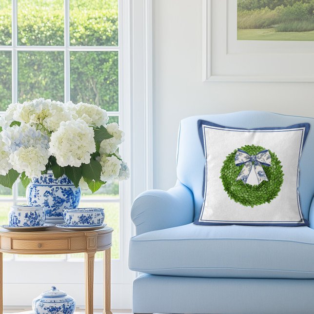 Buchsbaumkranz mit blauem Toile-Band Kissen (Boxwood wreath with toile bow pillow)