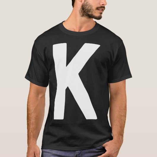 Buchstabe K groß und fett weiß T-Shirt (Vorderseite)
