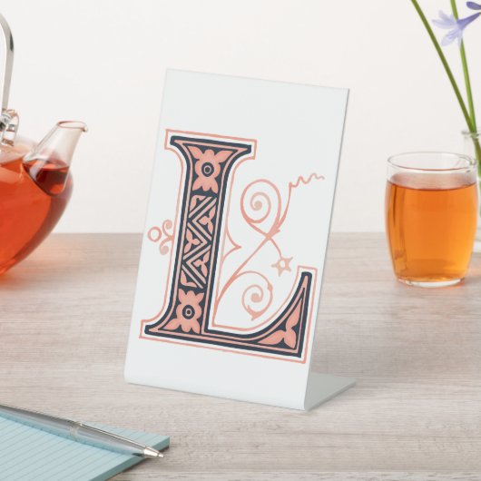 Buchstabe "L" Stickereien Sockelschild (In SItu)