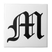 Buchstabe M: Alter englischer Text auf weißem Hint Fliese (Vorderseite)