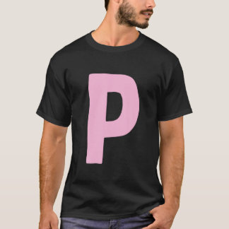 Buchstabe P groß und fett in rosa T-Shirt