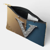 Buchstabe V Monogramm mit Diamanten Perlen Zubehörtasche (Offen)