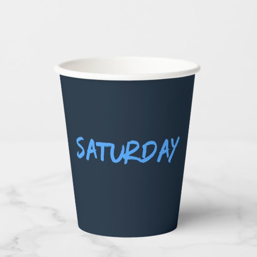 Buchstaben-Design Samstag in Himmelblau Pappbecher (Vorderseite)