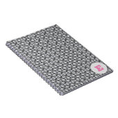 Buchstaben mit grauem und weißem Muster Notizblock (Rechte Seite)