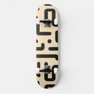 Buchstabenfragmente auf hellbeigem Hintergrund Skateboard