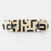 Buchstabenfragmente auf hellbeigem Hintergrund Skateboard (Horizontal)