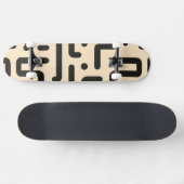 Buchstabenfragmente auf hellbeigem Hintergrund Skateboard (Horizontal)